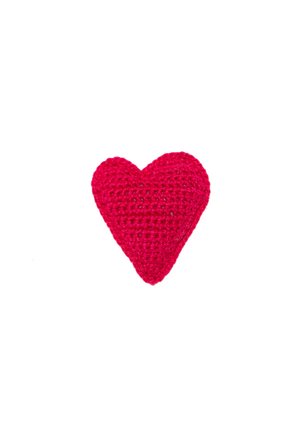 Czerwony, dziergany na drutach obiekt w kształcie serca, umieszczony na białym tle, ukazujący szczegółową fakturę szydełkowania.