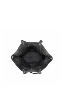 Sac fourre-tout en cuir noir avec un extérieur texturé, un intérieur spacieux et des détails de poignée courbée. L'intérieur est doublé de tissu foncé.