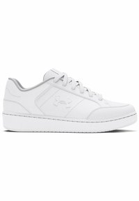 Baskets de sport blanches avec une tige en cuir lisse, des accents gris, un bout rond, une semelle plate et un logo sur le côté. Design classique à lacets.