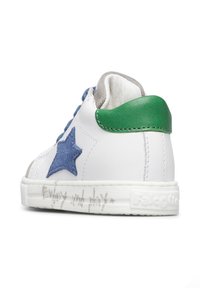 Sneaker in pelle bianca con applicazione a forma di stella blu, tab in pelle verde sul tallone, dettagli in suede grigio e testo in rilievo "Goditi e gioca" sul lato.