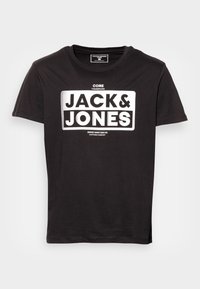 Černé bavlněné tričko s krátkým rukávem, které má bílý potisk "JACK & JONES" v tučném, obdélníkovém designu s kulatým výstřihem.