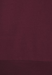 Burgunderfarbener Pullover mit einem weichen, strukturierten Strickdesign. Verfügt über einen gerippten Saum und Bündchen, die für eine enge Passform und ein glattes Finish sorgen.