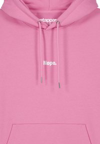 Rosafarbener Hoodie aus weichem Material, mit einer Fronttasche, Kordelzügen und dem weißen Aufdruck "Nope." auf der Brust.