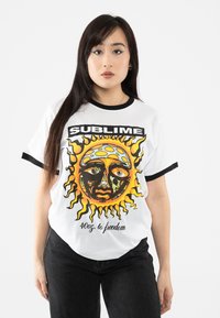Paradiso Clothing SUBLIME 40OZ TO FREEDOM RINGER - Print T-shirt - white