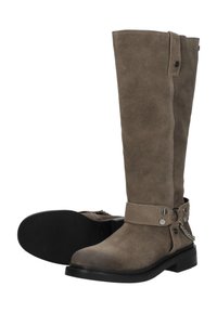 Suède kniehoge laarzen in taupe met een zijrits, een gespband, zilveren hardwareaccenten en een platte rubberen zool.