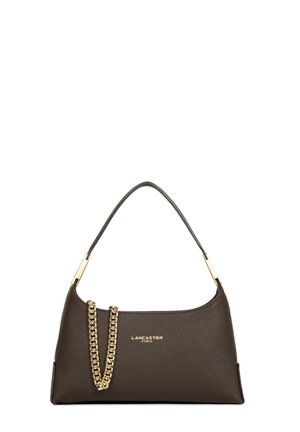Sac à main en cuir marron foncé Lancaster Paris avec une bandoulière simple et un détail chaîne dorée à l'avant.