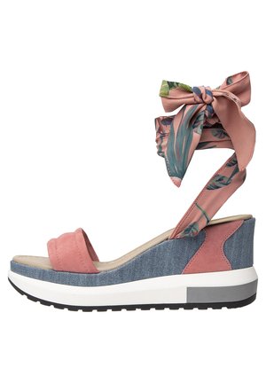 Kile-sandal med pink suede-rem, denim-lignende materiale og et slips med blomsterprint, med en hvid og grå platåsål.