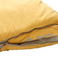 Geel slaapzak met een getextureerde, licht glanzende buitenkant, voorzien van een ritssluiting aan de zijkant en een merklabel aan de binnenkant.