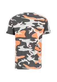 Kortärmad t-shirt i kamouflagemönster med färgerna grå, svart, ljusorange och blekrosa, tillverkad av mjukt bomullsblandat material.