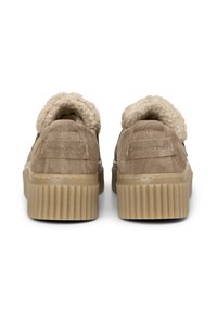 Braune Wildleder-Schuhe mit einem flauschigen, hellbraunen Kragen und gerippten Gummisohlen. Das Branding ist an der Rückseite jedes Absatzes sichtbar.