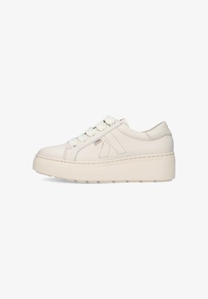 Sneaker beige basse con platform e suola spessa, lacci bianchi e dettagli di cuciture sottili sul lato.