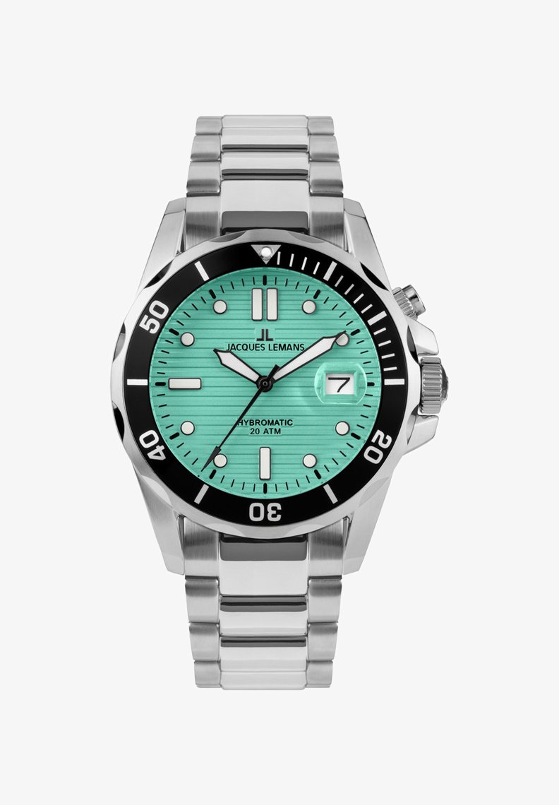 Reloj de acero inoxidable plateado con un dial texturizado turquesa, bisel negro, marcadores luminosos y ventanita de fecha a las 3 en punto. Resistente al agua hasta 20 ATM.