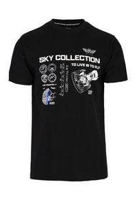 Schwarzes Baumwoll-T-Shirt mit weißen Grafiken von Flugzeuginstrumenten und einem Turbinenmotor. Der Text enthält "SKY COLLECTION" und "ZU LEBEN BEDEUTET ZU FLIEGEN."