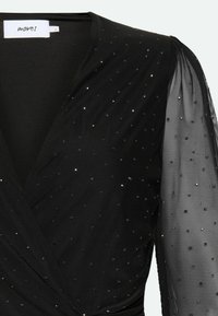 Schwarzes Kleid mit Wickeldesign, glattem Oberteil, transparenten Puffärmeln und verstreuten Strasssteinen für zusätzlichen Textur.