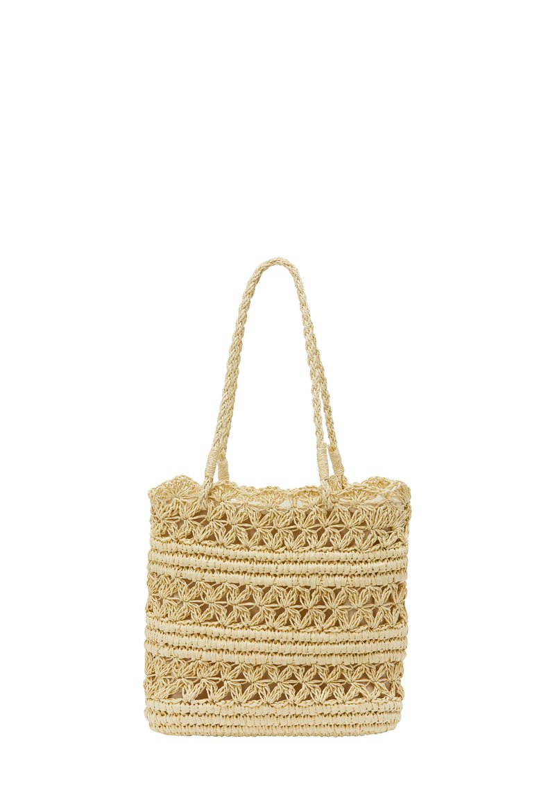 Bolso tote de paja trenzada en un beige claro, con una trama abierta que presenta patrones decorativos y dos asas trenzadas. Forma rectangular sencilla.