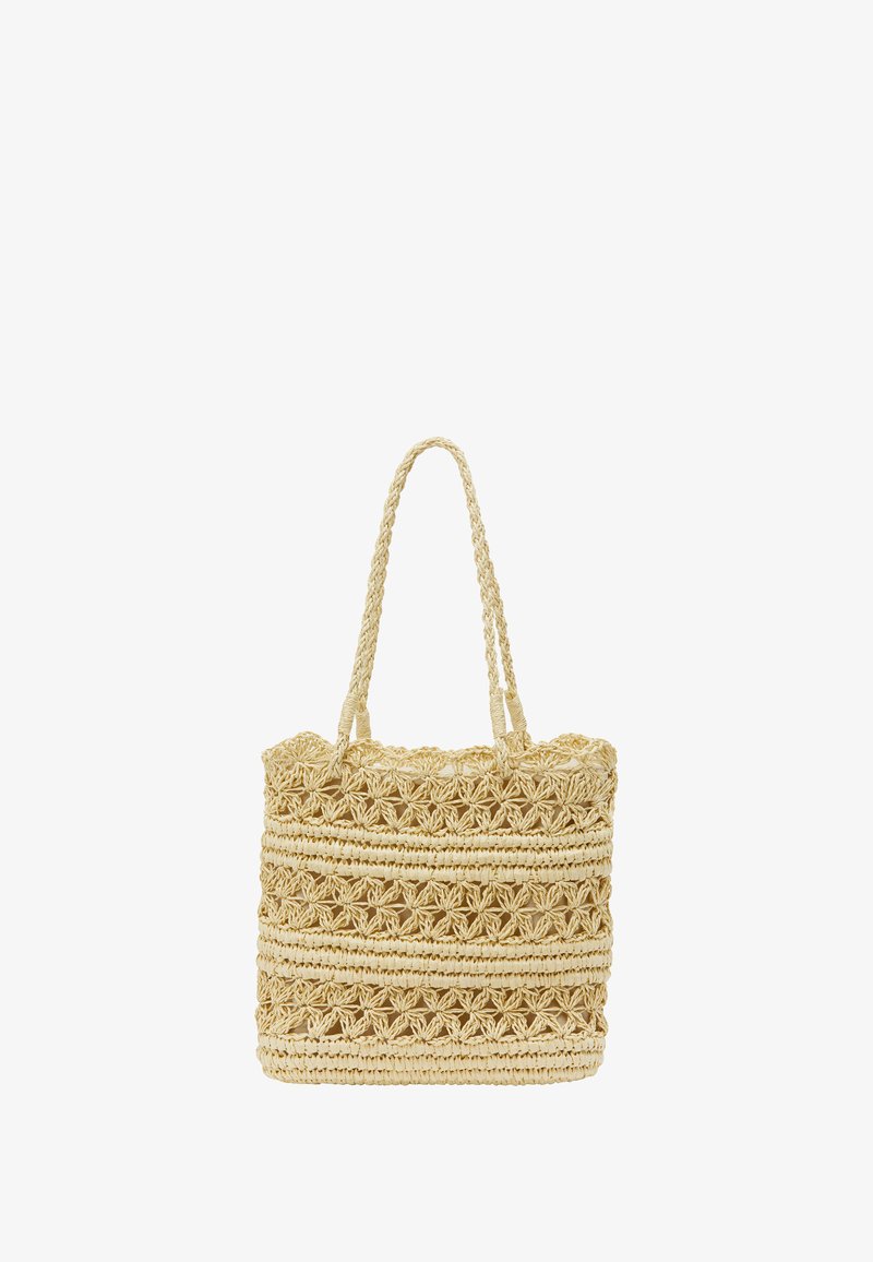 Bolso tote de paja trenzada en un beige claro, con una trama abierta que presenta patrones decorativos y dos asas trenzadas. Forma rectangular sencilla.