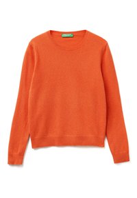 Pomarańczowy sweter z długim rękawem i okrągłym dekoltem, z prążkowanymi mankietami i dołem, ułożony płasko na białym tle, z zieloną metką wewnątrz kołnierza.