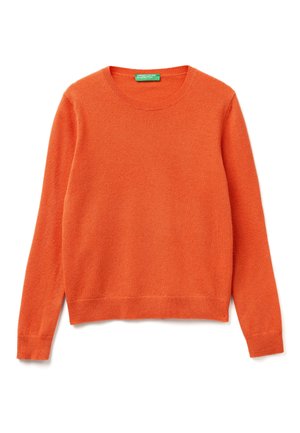 Oranje trui met lange mouwen en ronde hals, met geribbelde boorden aan de mouwen en zoom, plat gelegd op een witte achtergrond, met een groen label aan de binnenkant van de kraag.