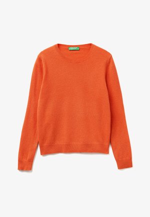 Oranje trui met lange mouwen en ronde hals, met geribbelde boorden aan de mouwen en zoom, plat gelegd op een witte achtergrond, met een groen label aan de binnenkant van de kraag.