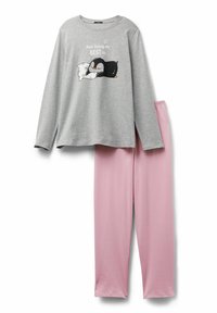 Camiseta de manga larga gris con un gráfico de pingüino y texto, combinada con pantalones de pijama rosas hechos de tela suave, con una cintura elástica.