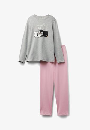 Haut gris à manches longues avec un graphique de pingouin et du texte, associé à un pantalon de pyjama rose en tissu doux, avec une taille élastique.