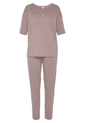 Weiches, mauvefarbenes Loungewear-Set bestehend aus einem Kurzarm-Top mit dem Text "FALL IN LOVE" und passenden Jogginghosen mit elastischem Bund. Glattes, dehnbares Material.