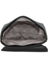 Černá kožená taška se šedým vzorovaným interiérem, vybavená kapsou na zip a měkkým podšívkou. Otevírá se dokořán pro snadný přístup.