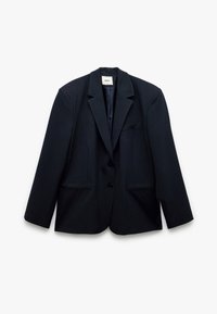 Mørkeblå sinclair blazer med lange ærmer, slaglapper, to frontlommer og en enkelt knaplukning. Glat stoftekstur hele vejen igennem.