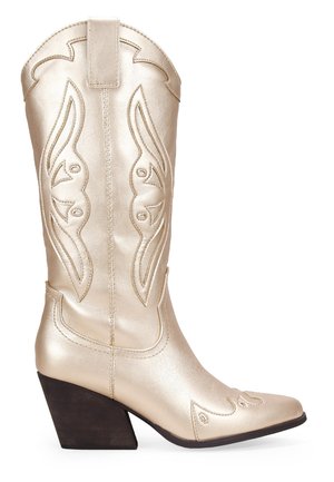 Botas Camperas Para Mujer BOSANOVA - Marrones Con Polaina Y Tachas, Tacón Cubano 7 Cm, Cierre Cremallera