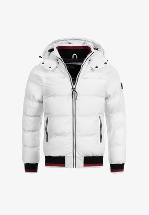 Hvit pufferjakke med hette, med to glidelåslommer på brystet, svart glidelås, ribbede mansjetter og en rød/svart stripete nederkant.