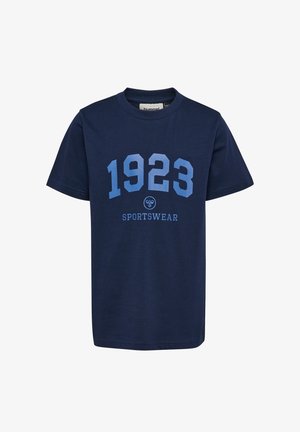 Mörkblå bomulls-T-shirt med stora, ljusblå siffrorna "1923" och ordet "SPORTSWEAR" i en kontrasterande font centrerad nedan.