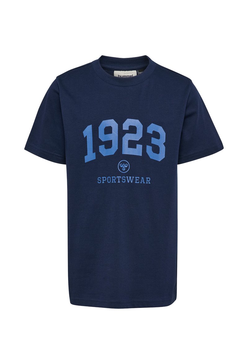 Granatowa koszulka bawełniana z wyraźnymi, jasnoniebieskimi cyframi "1923" oraz słowem "SPORTSWEAR" w kontrastowej czcionce umieszczonym poniżej na środku.