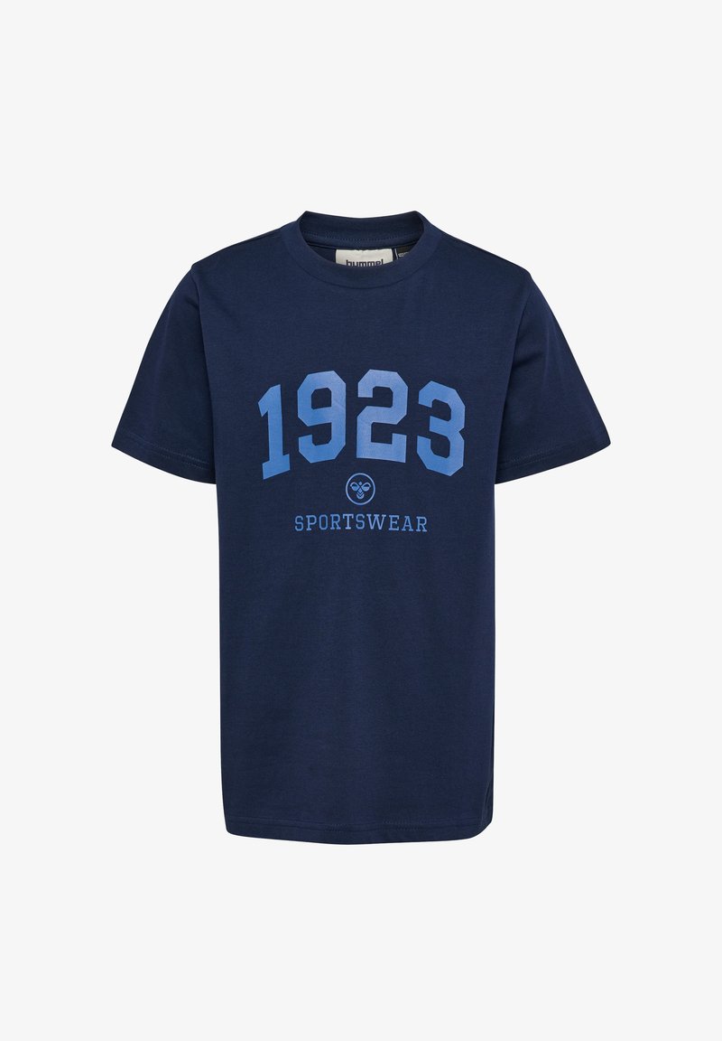 Granatowa koszulka bawełniana z wyraźnymi, jasnoniebieskimi cyframi "1923" oraz słowem "SPORTSWEAR" w kontrastowej czcionce umieszczonym poniżej na środku.