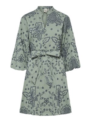 Kortefsnijn jurk in lichtgroen met donkerblauwe bloemborduursels, knoopsluiting aan de voorkant, staande kraag en een strikceintuur voor een verstelbare pasvorm.