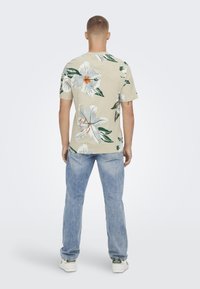 Only & Sons ONSKLOP FLORAL TEE  - T-shirts med print - beige