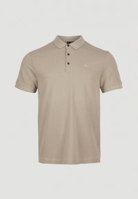 Beige polo t-shirt lavet af tekstureret stof, med krave, tre sorte knapper og et lille logo på venstre brystområde.