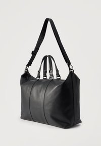 Μαύρη δερμάτινη τσάντα duffel με διπλές λαβές και ρυθμιζόμενο λουρί ώμου, με ανάγλυφο κείμενο της μάρκας.