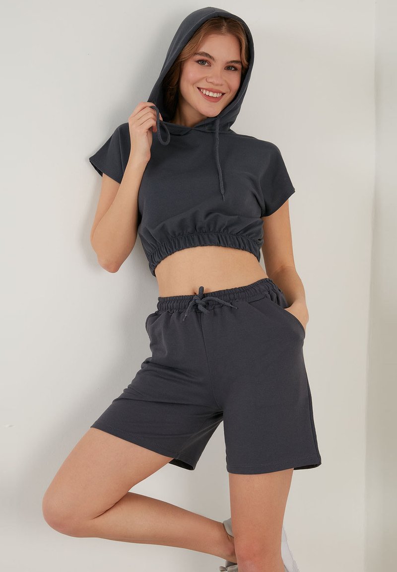 LELA TWO PIECE SET - REGULAR FIT - Šorti - smoked color