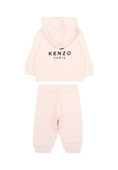 Jasnoróżowy komplet dziecięcy z kapturem i dopasowanymi spodniami, z czarnym logo "KENZO PARIS" nadrukowanym na plecach bluzy.