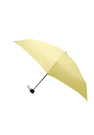 Kompaktowy żółty parasol z czarną rączką i paskiem, w pełni otwarty na białym tle.