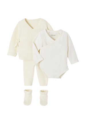 Dreiteiliges Creme-Babykleidungsset mit langärmliger Wickeloberseite, gerippten Hosen, passendem Strickcardigan und einem Paar Booties.