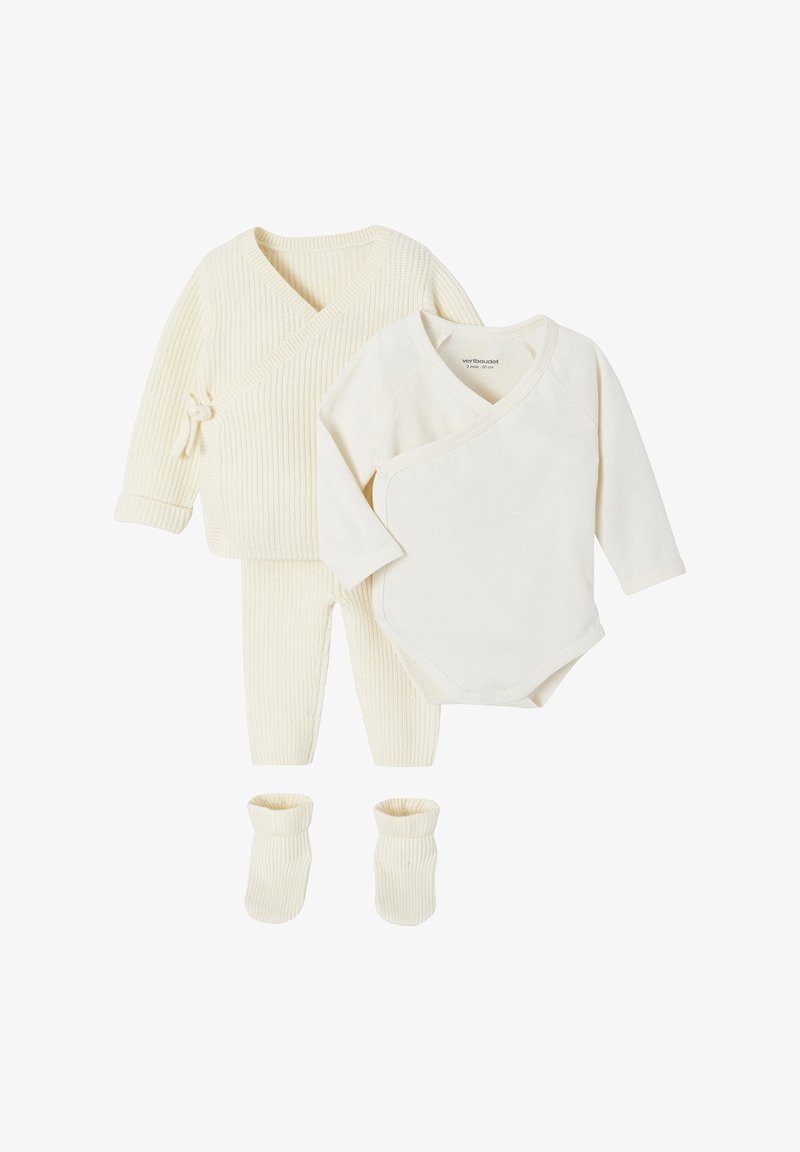 Dreiteiliges Creme-Babykleidungsset mit langärmliger Wickeloberseite, gerippten Hosen, passendem Strickcardigan und einem Paar Booties.