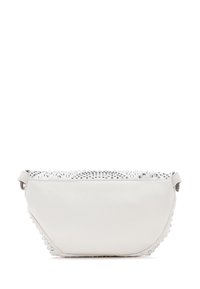 Bolso de piel blanca con forma curva, adornado con tachuelas plateadas a lo largo del borde superior y una textura suave. Cuenta con una correa corta.