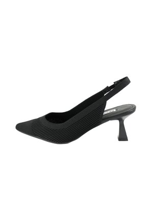 Pump slingback nera con tomaia in tessuto rigato, punta affusolata, lato sagomato e tacco basso a blocco. Presenta un cinturino alla caviglia sicuro.