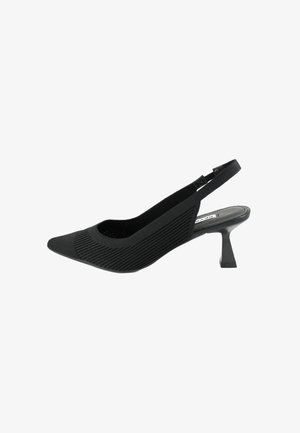 Pump slingback nera con tomaia in tessuto rigato, punta affusolata, lato sagomato e tacco basso a blocco. Presenta un cinturino alla caviglia sicuro.