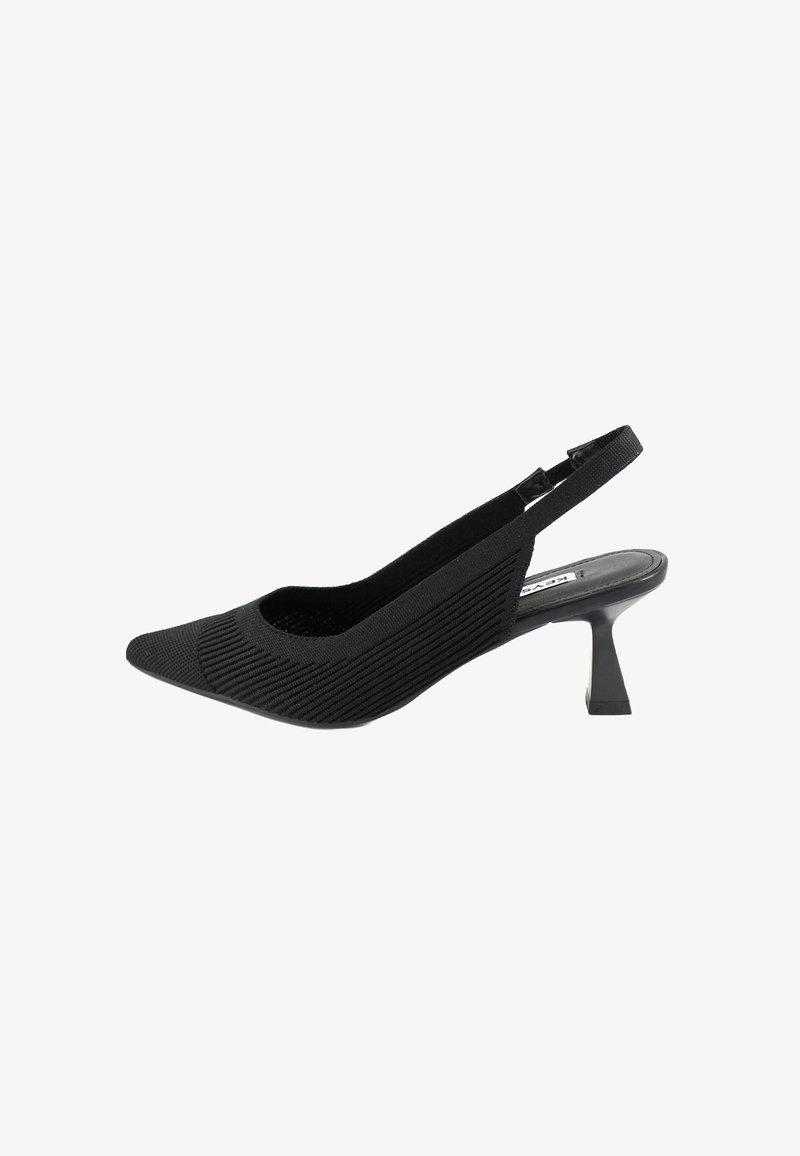 Pump slingback nera con tomaia in tessuto rigato, punta affusolata, lato sagomato e tacco basso a blocco. Presenta un cinturino alla caviglia sicuro.