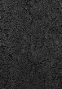 Czarny materiał tekstylny z wyraźnymi, splecionymi kreskami przedstawiającymi powtarzające się słowa w kontrastującym szarym kolorze, tworząc efekt tekstury i warstw.