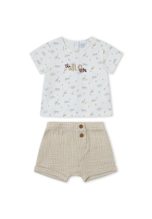 Camisa blanca de manga corta con el texto "the wild life" y pequeños estampados de animales combinada con pantalones cortos de cuadros vichy beige con dos botones marrones.