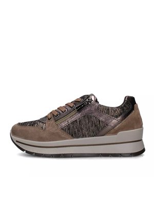 Sneaker in suede marrone e tessuto metallico con tomaia testurizzata, chiusura con lacci e zip, suola bianca spessa e accenti scuri a contrasto.