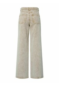 Pantaloni a gamba larga in denim beige chiaro, con vita alta, due tasche posteriori e una texture sbiadita. Orlo pulito e dettagli minimi.